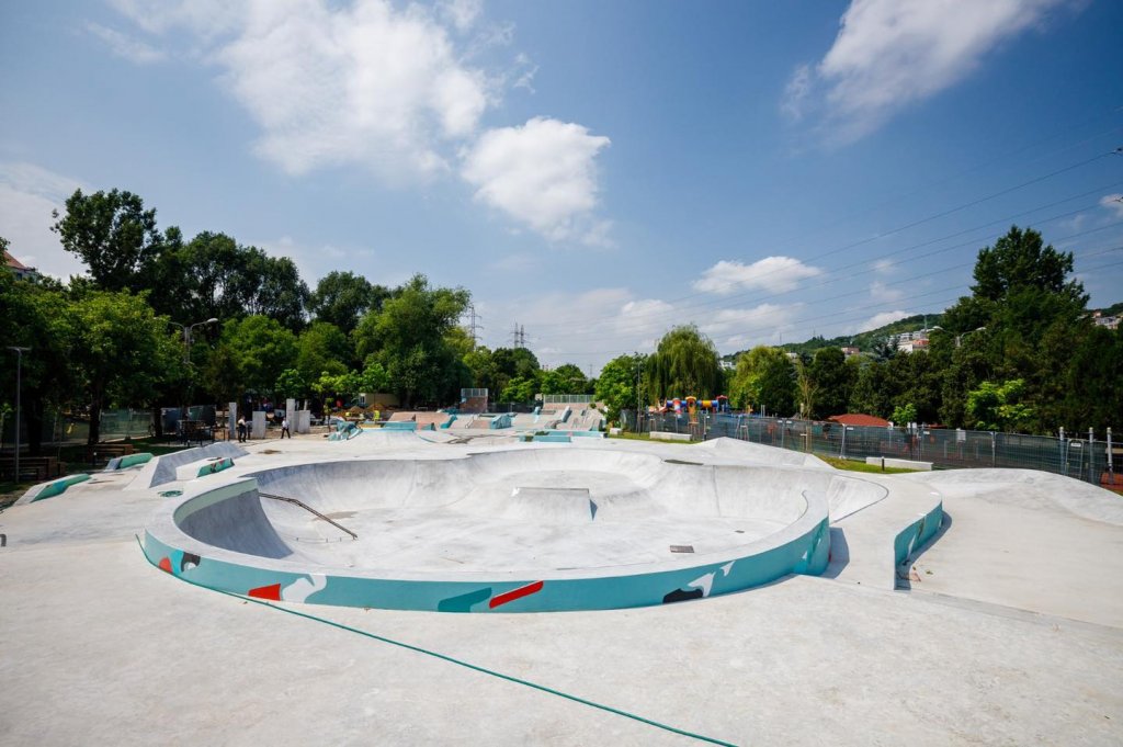 Skatepark Rozelor se apropie de finalizare. Lucrările sunt în grafic și se vor termina până în august