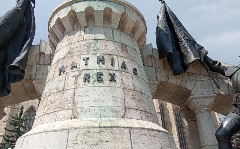 După vandalizarea statuii lui Matei Corvin, Primăria Cluj cumpără soluţie antigraffiti. Centrul oraşului este însă plin de mâzgălituri