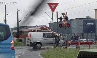 A oprit trenul ca să treacă mașina, la bariera de pe Tăietura Turcului
