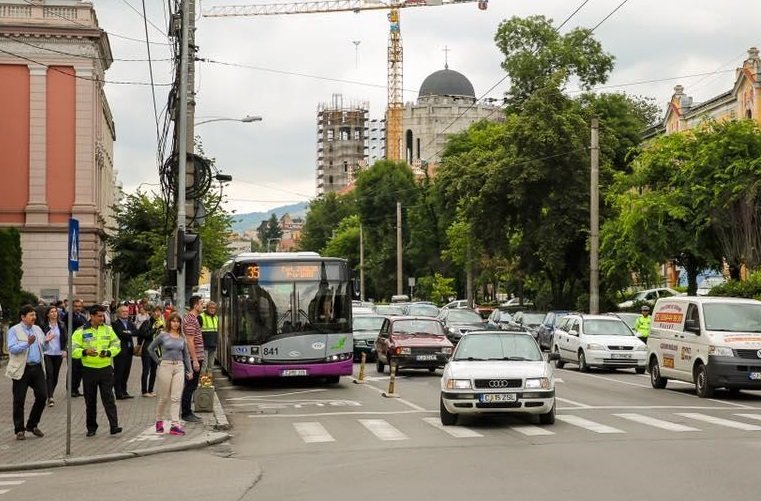 "Bani publici pentru profit privat". Şoferii din Cluj-Napoca nu vor taximetrişti pe benzile de bus
