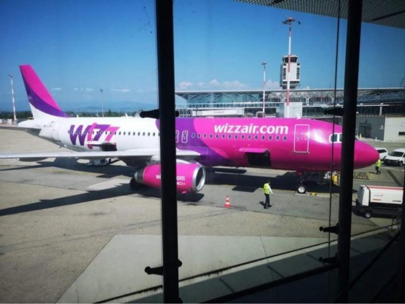 Zborul Wizz Air de la Basel spre Cluj-Napoca a rămas la sol. Avionul a lovit o scară mobilă pe aeroport