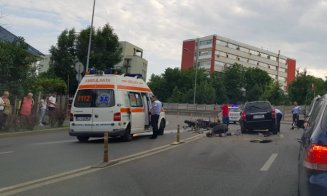 Accident grav pe Calea Turzii din Cluj-Napoca. Motociclist întins pe jos după împactul cu un autoturism