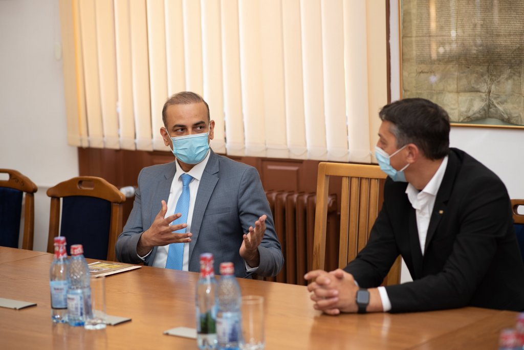 Ambasadorul Indiei în România, în vizită la Cluj-Napoca. S-a întâlnit cu Rectorul UBB
