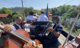 CLUJENII, chemați la vaccinare cu chiuituri. Ceterasii au strabatut drumurile cu căruța, cantand si strigand lozinci