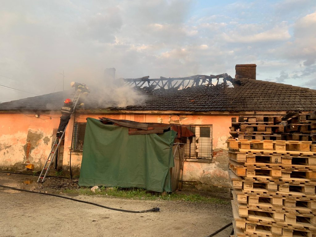 Un atelier de reparaţii din Cluj a fost distrus de flăcări în această dimineaţă. De la ce a pornit incendiul