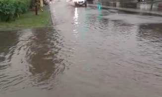 Veneția de Cluj. Străzile din oraș, din nou sub ape după furtună/ Acoperișuri smulse și un stâlp prăbușit