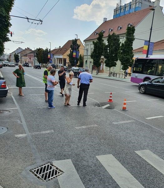 Crater în asfalt la Primărie. Cine e de vină? Boc și metroul