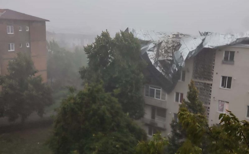 Furtuna a ocolit oraşul Cluj-Napoca, dar a lovit în plin Dejul. Mai multe blocuri au rămas fără acoperiș