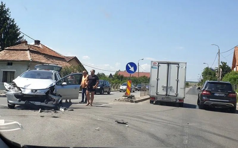 Accident la Tureni: Şoferii grăbiţi îşi fac praf maşinile şi dau vina pe gardul separator