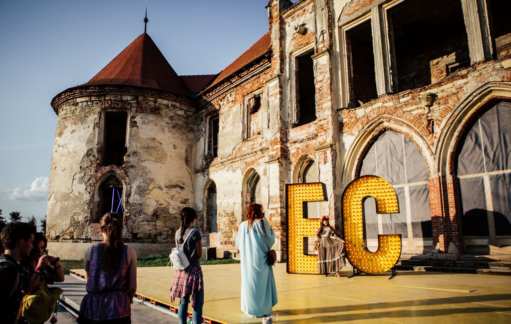 Cu trenul, la Festivalul Electric Castle de la Bonțida. Costă 4,4 lei