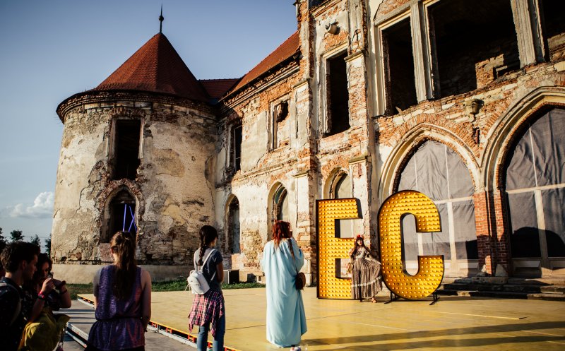 Cu trenul, la Festivalul Electric Castle de la Bonțida. Costă 4,4 lei
