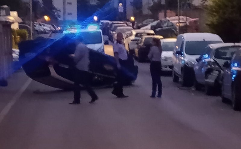 Accident sau cascadorie la Cluj? Un taxi s-a dat peste cap în Mănăștur pe o străduţă îngustă de doi paşi
