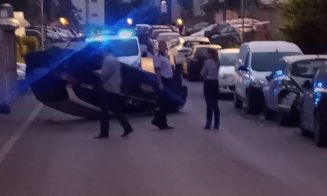 Accident sau cascadorie la Cluj? Un taxi s-a dat peste cap în Mănăștur pe o străduţă îngustă de doi paşi