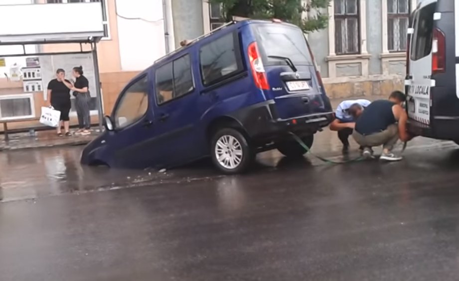 "O bilă albă pentru Poliţia Locală": Au încercat să scoată maşina căzută în prăpastia de pe 21 Decembrie
