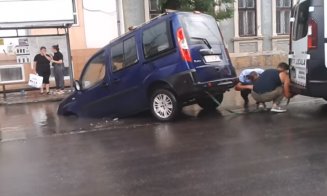 "O bilă albă pentru Poliţia Locală": Au încercat să scoată maşina căzută în prăpastia de pe 21 Decembrie