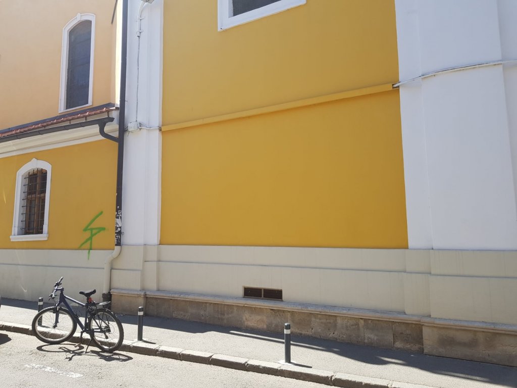 Două clădiri recent renovate, vandalizate