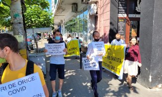 Marș al celor de la AUR prin Cluj, pentru personalul medical care nu vrea să se vaccineze: „Impunerea vaccinării înseamnă dictatură”