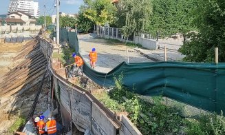 Cine sunt beneficiarul şi constructorul şantierului din Europa, al cărui crater surpă drumul şi casele vecinilor