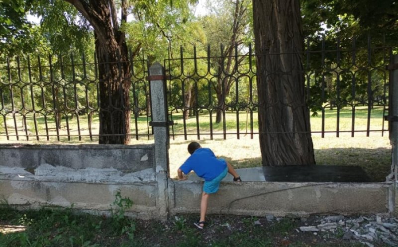 Se cere îndepărtarea gardurilor din jurul Parcului Babeș. Din nou!