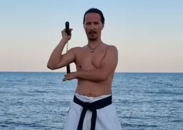 Imagini inedite cu judecătorul Cristi Dănileț. Magistratul clujean, demonstrație de mânuire a nunchakului pe plajă
