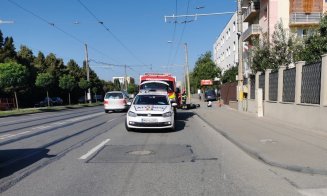 Impact între o mașină și o motocicletă pe Muncii. Două persoane au ajuns la spital