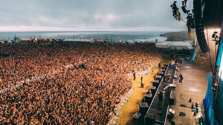 5.000 de cazuri COVID după un festival de muzică