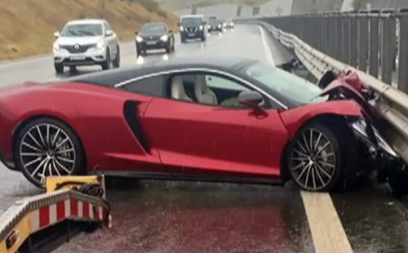 Cum s-a făcut praf McLaren-ul de 200.000 de euro pe Autostrada Transilvania. Viteza și ploaia i-au adus pagube uriașe șoferului
