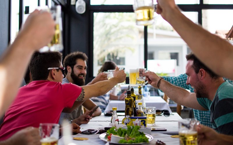 În restaurante și baruri s-ar putea intra doar cu certificatul COVID
