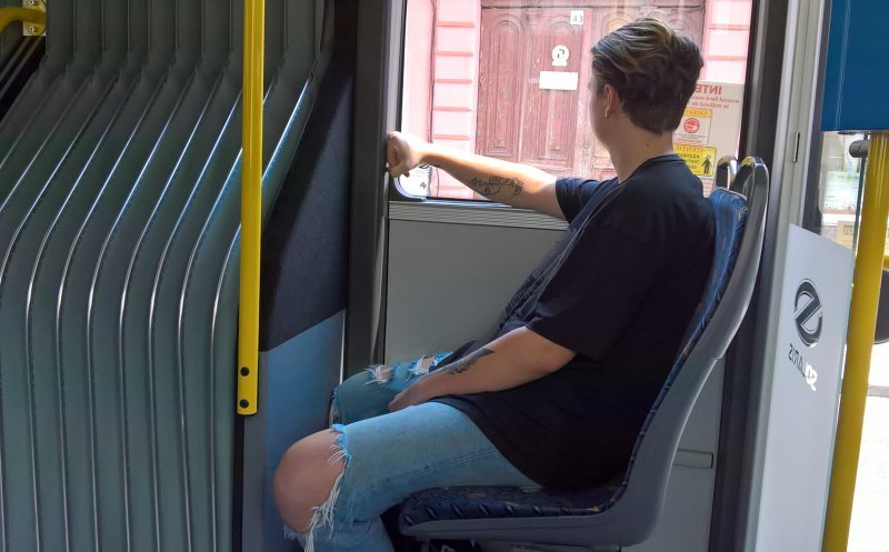 7 adolescenți au dosar penal după ce l-au bătut pe șoferul unui autobuz. Acesta i-a dat jos pentru că nu purtau mască