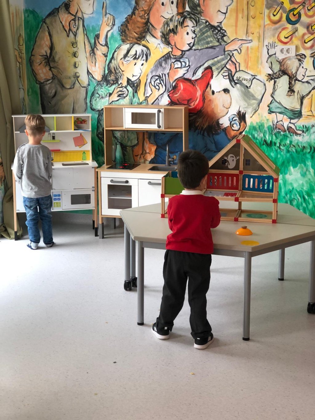 Continuă înscrierile la grădinița Royal School / Copiii învață engleză de la profesori vorbitori nativi ai limbii