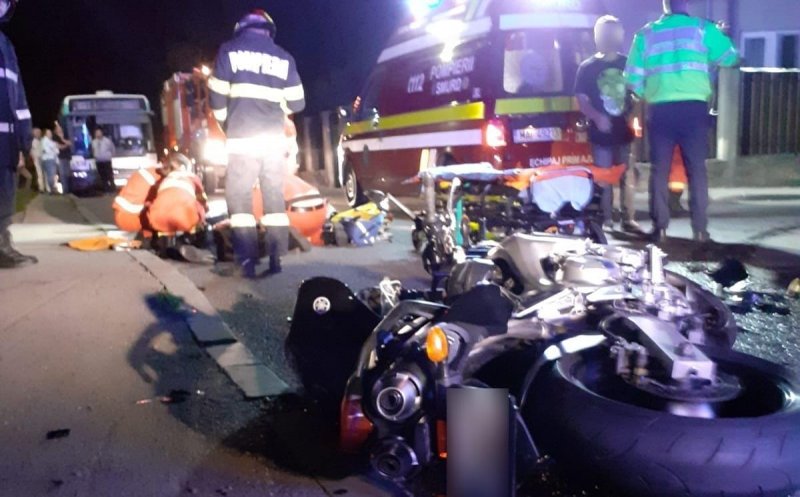Motociclist lovit din plin de o mașină în Florești. Bărbatul de 28 de ani și pasagera din spate au fost transportați la spital