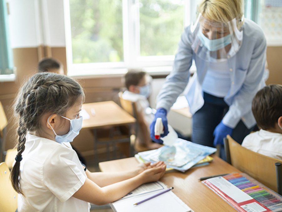 Părinții pot cere școlilor situația privind vaccinarea profesorilor