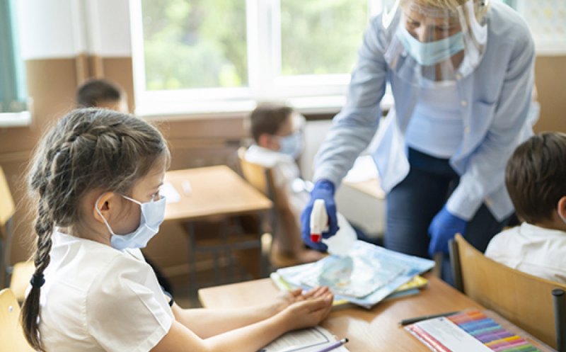 Părinții pot cere școlilor situația privind vaccinarea profesorilor