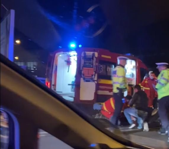 Accident cu trotinetă la Garibaldi. O tânără, transportată de urgență la spital. "A plonjat pe parbriz și a căzut în fața mașinii"