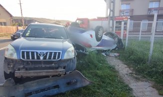 Încă un accident la Cluj. Una dintre mașini a ajuns cu roțile-n sus