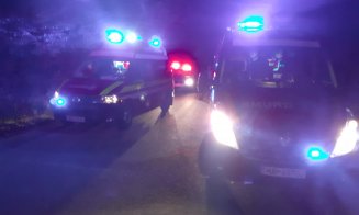 Au căzut cu maşina într-o râpă astă noapte, lângă Băişoara. Trei tineri au ajuns  la spital, cu traumatisme