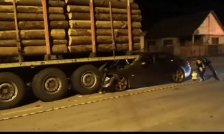 ACCIDENT GRAV la Cluj: Un tânăr de 20 de ani a suferit traumatisme multiple după ce a intrat într-un camion cu lemne