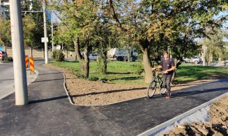 Trotuar nou pe lângă sensul giratoriu și o alee asfaltată, pentru accesul pietonilor în baza sportivă Gheorgheni
