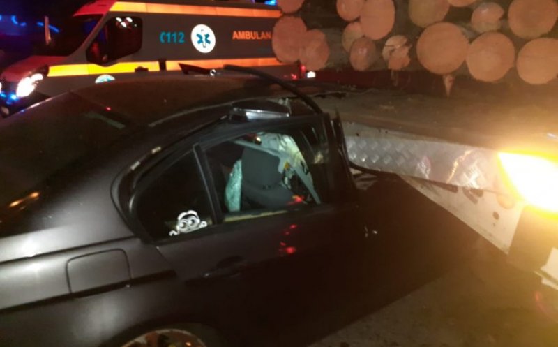 A murit tânărul de 20 de ani care s-a izbit cu maşina de un camion cu lemne