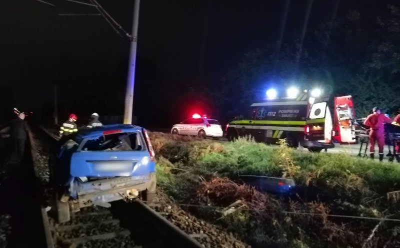 ACCIDENT în Cluj-Napoca. Patru tineri au ajuns cu maşina făcută praf până pe şinele de tren. Şoferul era băut