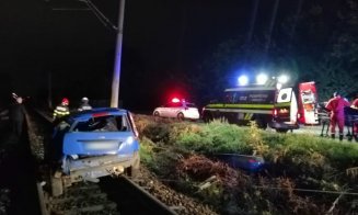 ACCIDENT în Cluj-Napoca. Patru tineri au ajuns cu maşina făcută praf până pe şinele de tren. Şoferul era băut