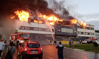 Noi imagini cu INCENDIUL de la Tetarom din Cluj-Napoca. De la ce a izbucnit focul