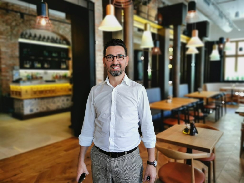 Cine este Cosmin Todor, coleg de facultate cu Ghenie, care a decorat cele mai cool localuri din Cluj