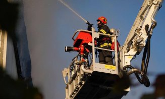 Pompierii continuă lupta cu incendiul de la Tetarom. Încă mai sunt focare care ard mocnit