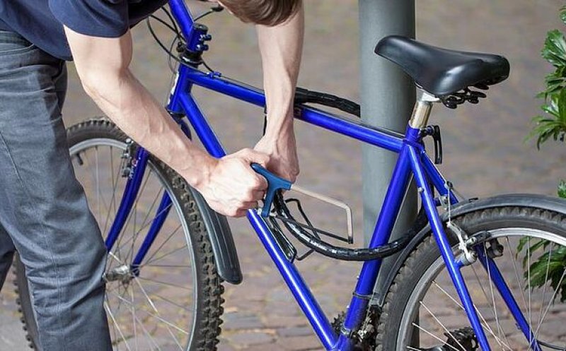 Doi adolescenți din Florești au ajuns pe mâna polițiștilor după ce au furat șase biciclete