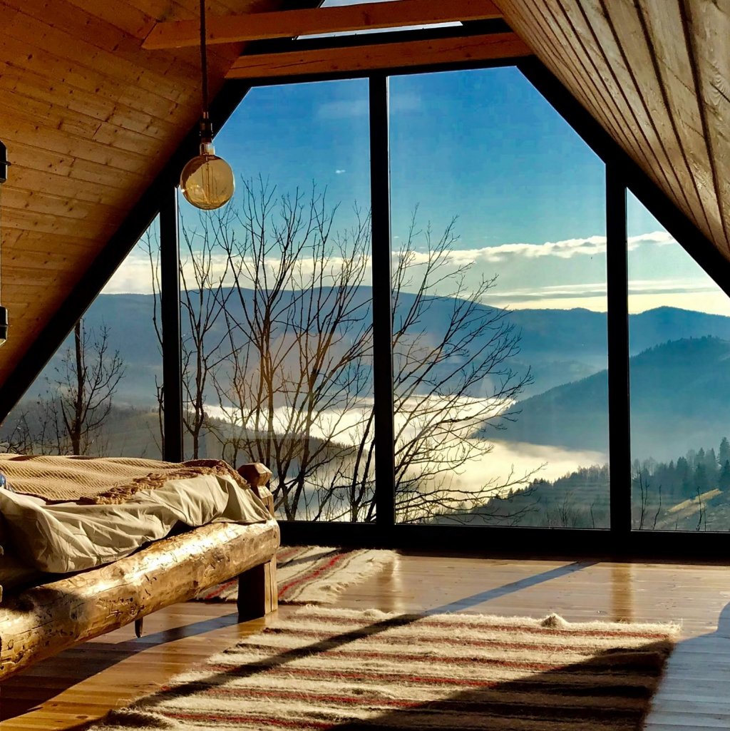 "La noi la munte". Cabana din Apuseni, care opreşte timpul în loc şi oferă o privelişte de Instagram