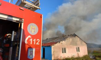 INCENDIU în Cluj: Mai multe locuinţe au fost cuprinse de flăcări. Oamenii s-au autoevacuat