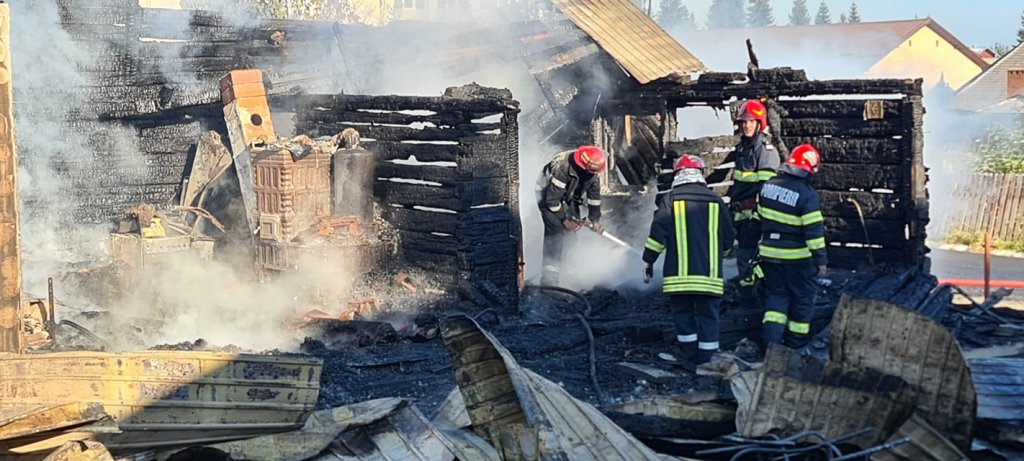 AJUTOR pentru familia cu 3 copii din Beliş care a rămas pe drumuri după ce le-a ars casa