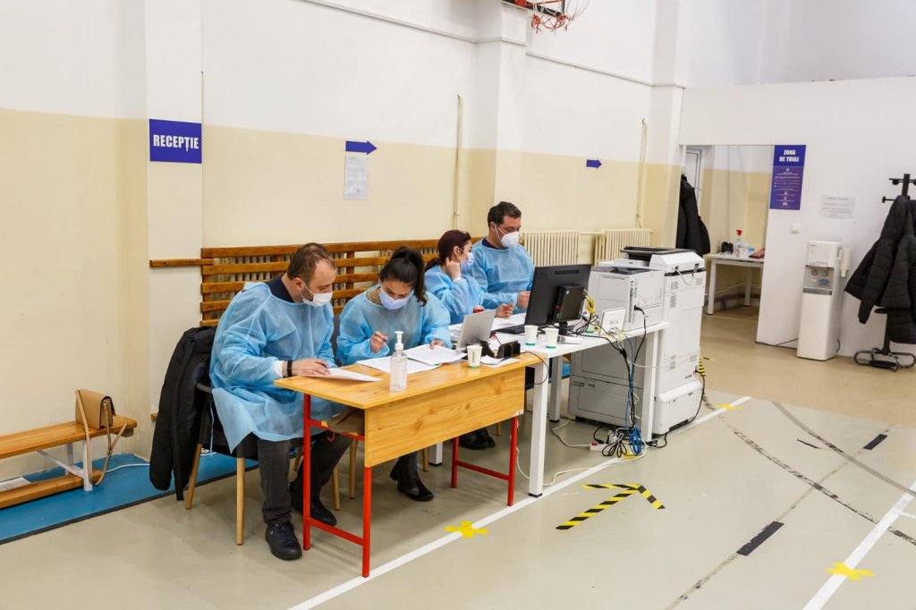 A început administrarea dozei trei. Aproape 12.000 de persoane s-au programat. Cine se poate vaccina