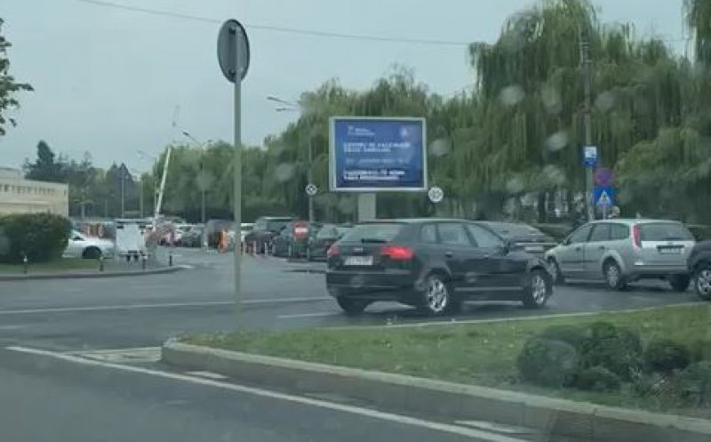 Coadă de zeci de mașini la vaccinare la drive-thru. S-au speriat clujenii?